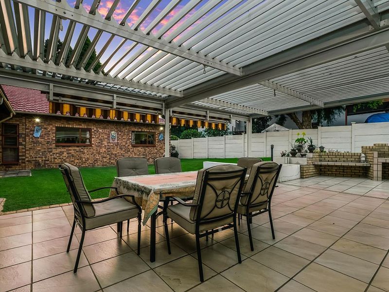 Large, Modernised, Energy resilient 4 Bed - Family Home with Full Cottage Bordering Rand Parkridge - Photo 3