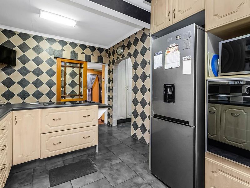 Large, Modernised, Energy resilient 4 Bed - Family Home with Full Cottage Bordering Rand Parkridge - Photo 10