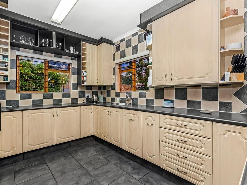 Large, Modernised, Energy resilient 4 Bed - Family Home with Full Cottage Bordering Rand Parkridge - Photo 9