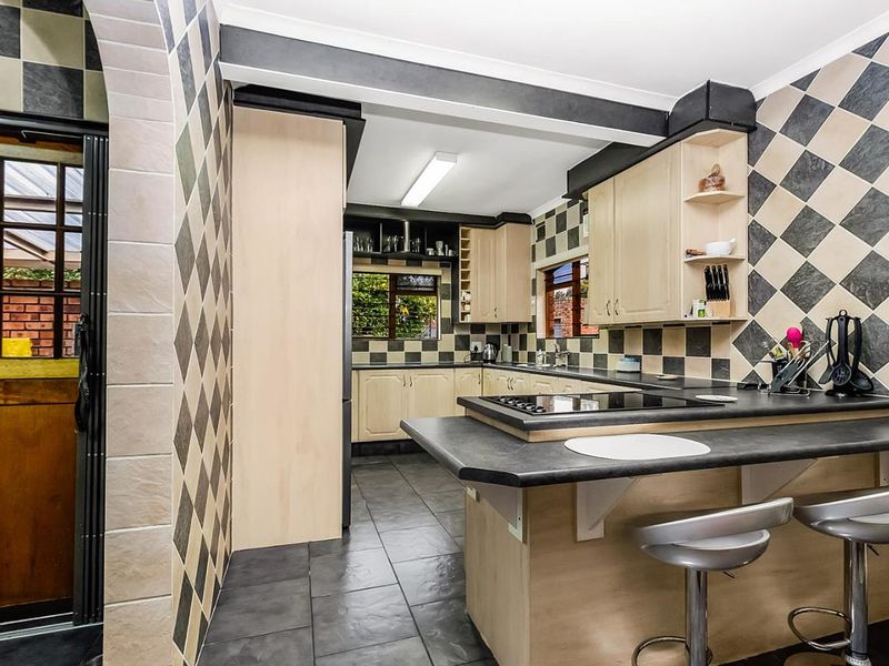 Large, Modernised, Energy resilient 4 Bed - Family Home with Full Cottage Bordering Rand Parkridge - Photo 8