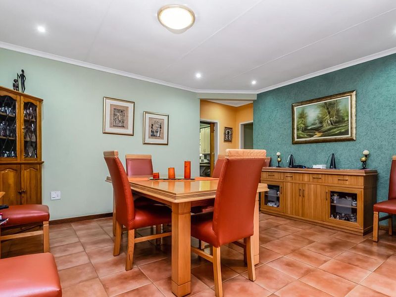 Large, Modernised, Energy resilient 4 Bed - Family Home with Full Cottage Bordering Rand Parkridge - Photo 7
