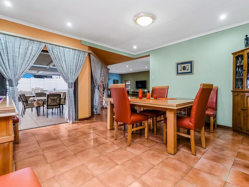 Large, Modernised, Energy resilient 4 Bed - Family Home with Full Cottage Bordering Rand Parkridge - Photo 6