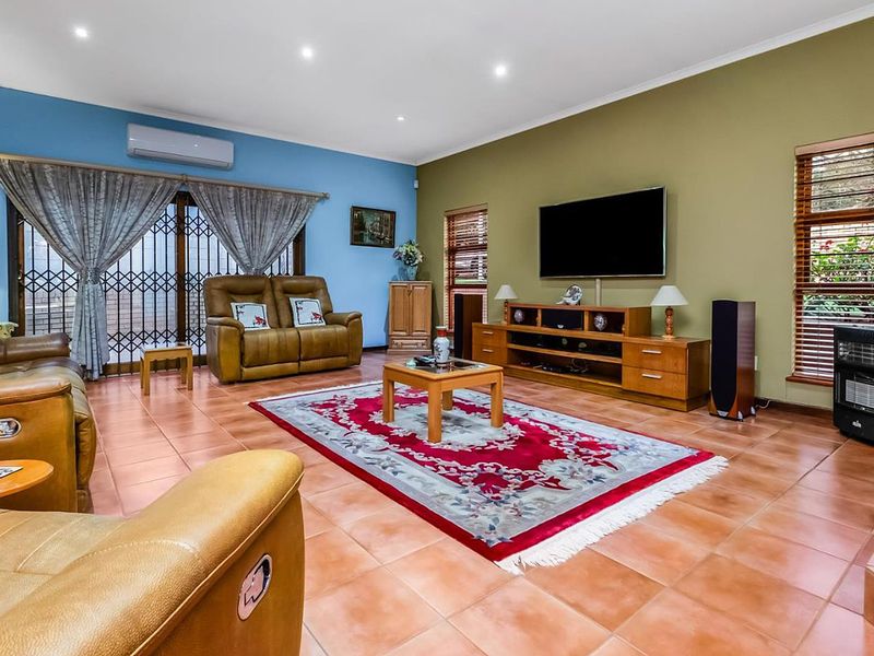 Large, Modernised, Energy resilient 4 Bed - Family Home with Full Cottage Bordering Rand Parkridge - Photo 4