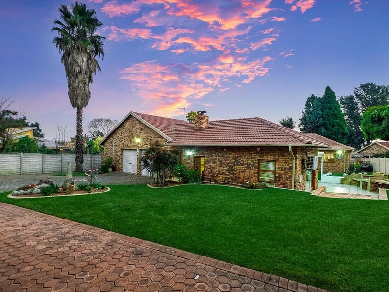 Large, Modernised, Energy resilient 4 Bed - Family Home with Full Cottage Bordering Rand Parkridge - Photo 2