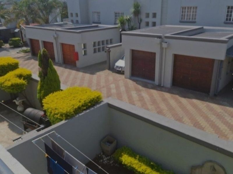 MODERN 3-BED IN SECURE ESTATE - PRIVATE GARDEN + BALCONY | OAKDENE - Photo 9