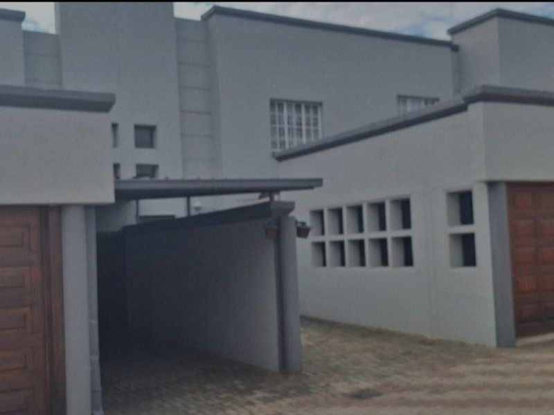 MODERN 3-BED IN SECURE ESTATE - PRIVATE GARDEN + BALCONY | OAKDENE - Photo 8