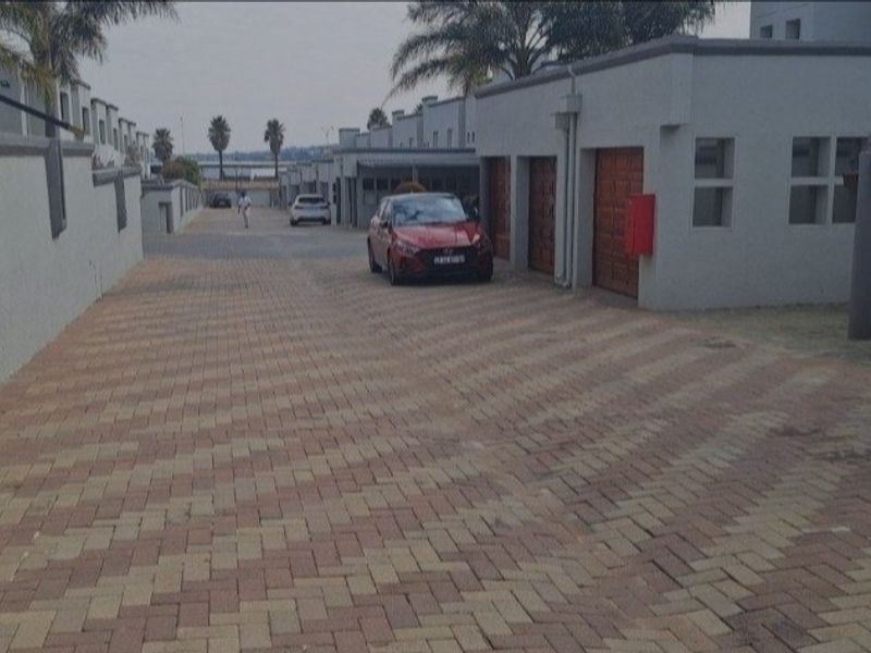 MODERN 3-BED IN SECURE ESTATE - PRIVATE GARDEN + BALCONY | OAKDENE - Photo 7