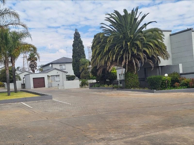 MODERN 3-BED IN SECURE ESTATE - PRIVATE GARDEN + BALCONY | OAKDENE - Photo 2