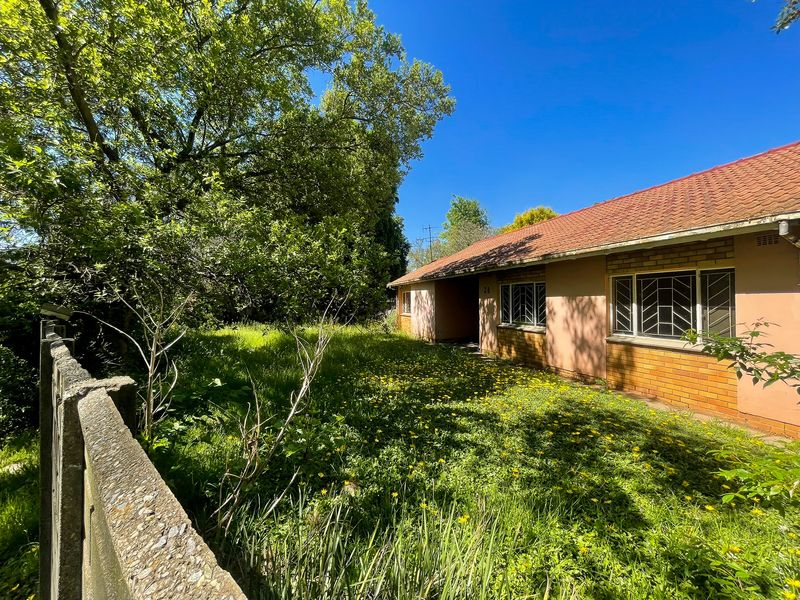 Perfectly Affordable (Fixer) - 3‐Bedroom Home with Huge Potential – Strubenvale - Photo 2