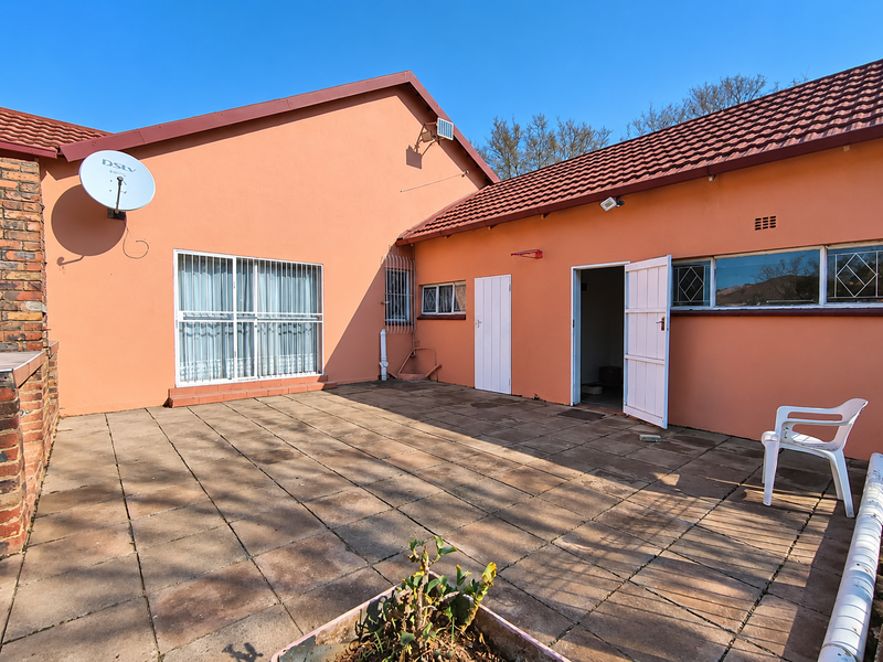 Spacious Family Home Offering Generous Living Areas and Excellent Potential! - Photo 4