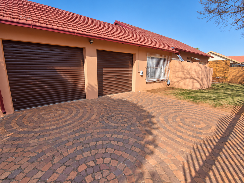 Spacious Family Home Offering Generous Living Areas and Excellent Potential! - Photo 10