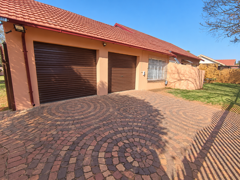 Spacious Family Home Offering Generous Living Areas and Excellent Potential! - Photo 8