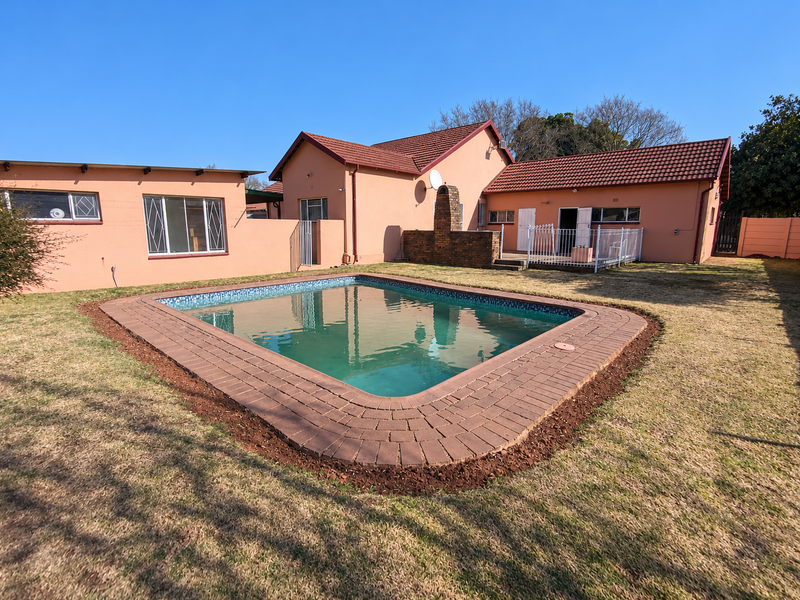 Spacious Family Home Offering Generous Living Areas and Excellent Potential! - Photo 3