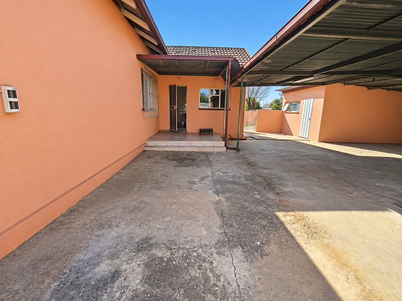 Spacious Family Home Offering Generous Living Areas and Excellent Potential! - Photo 7