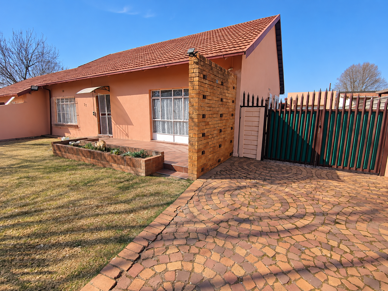 Spacious Family Home Offering Generous Living Areas and Excellent Potential! - Photo 6