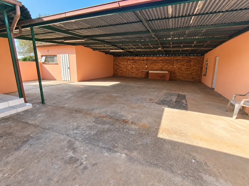 Spacious Family Home Offering Generous Living Areas and Excellent Potential! - Photo 2