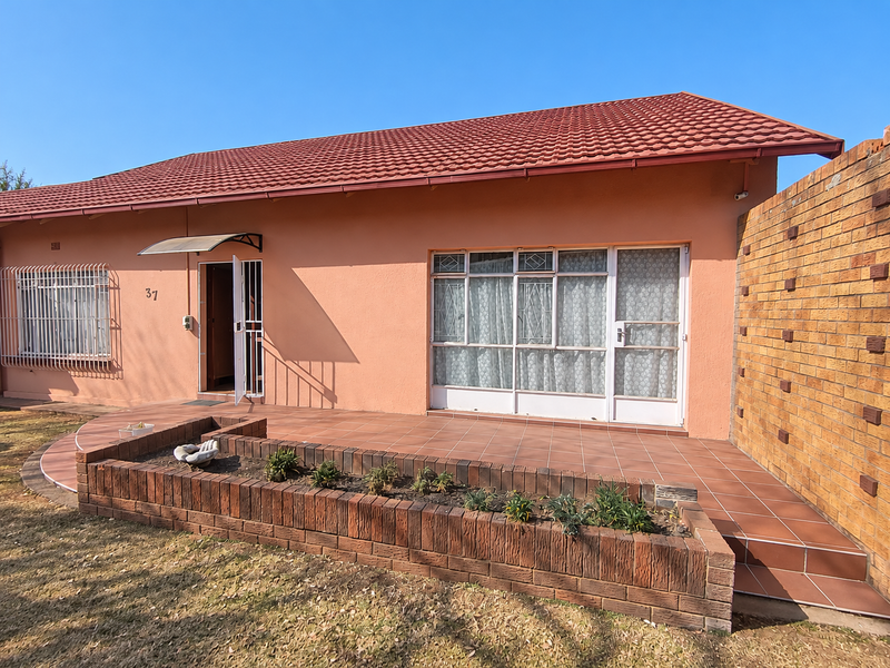 Spacious Family Home Offering Generous Living Areas and Excellent Potential! - Photo 5