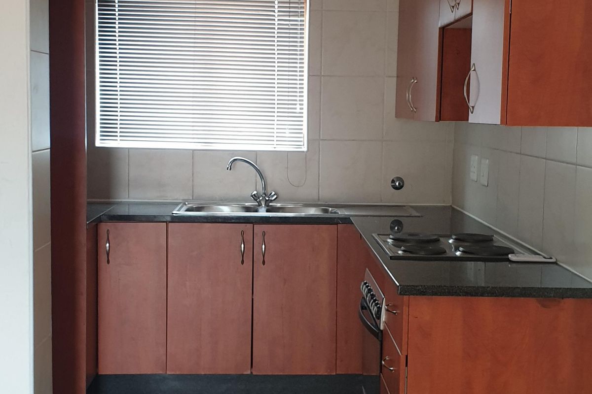 2 Bedroom Flat For Sale in Helderwyk Estate - Photo 3