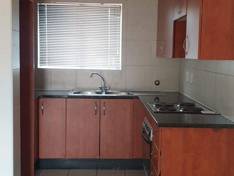 2 Bedroom Flat For Sale in Helderwyk Estate - Photo 3