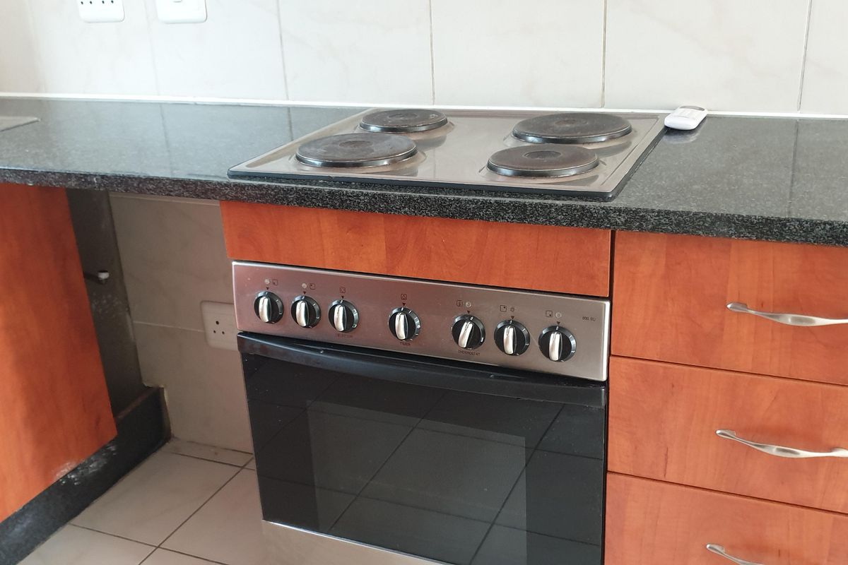 2 Bedroom Flat For Sale in Helderwyk Estate - Photo 5