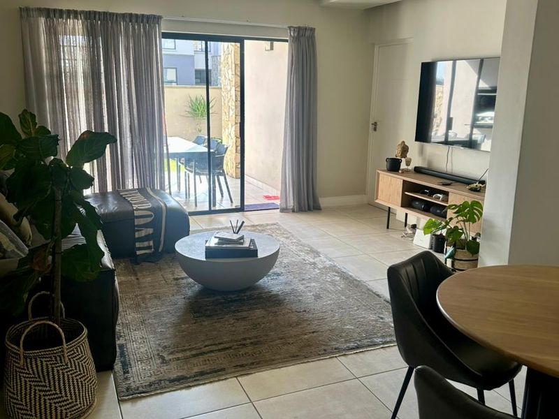 Lovely ground floor unit in sought after Polofields - Photo 4