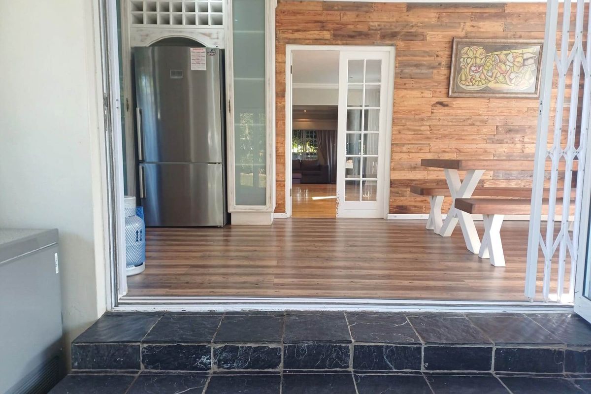 Perfect Family Home in Prime Miramar Location! - Photo 5