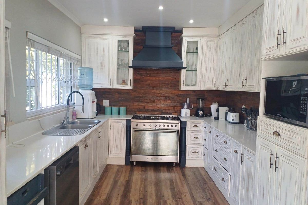 Perfect Family Home in Prime Miramar Location! - Photo 2