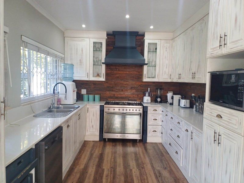 Perfect Family Home in Prime Miramar Location! - Photo 2