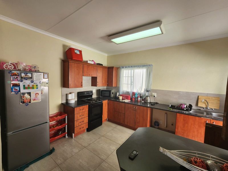 Spacious & Pet-Friendly Family Home in Ilanga Village - Photo 8