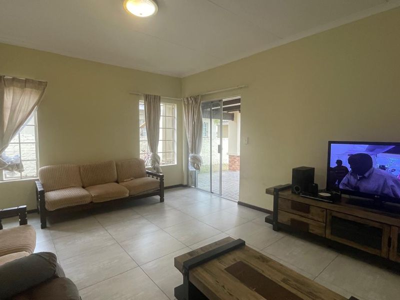 Spacious & Pet-Friendly Family Home in Ilanga Village - Photo 7