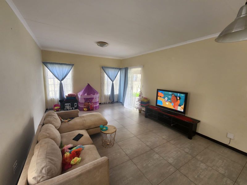 Spacious & Pet-Friendly Family Home in Ilanga Village - Photo 6