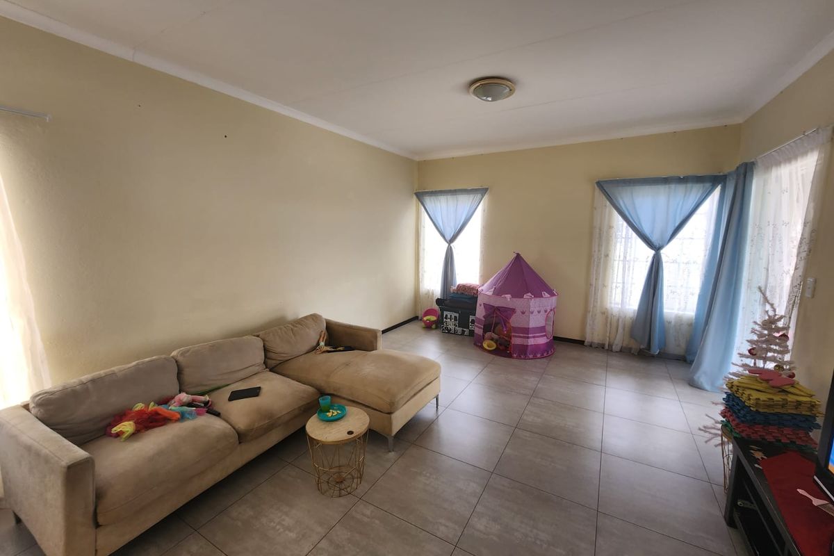 Spacious & Pet-Friendly Family Home in Ilanga Village - Photo 5