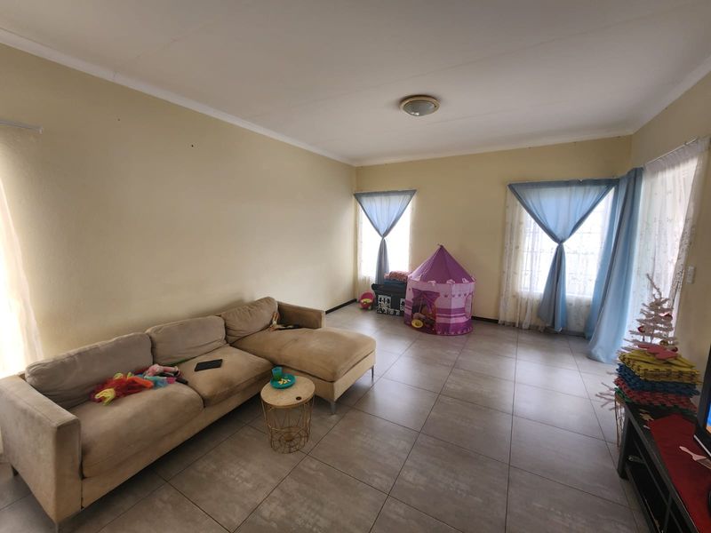 Spacious & Pet-Friendly Family Home in Ilanga Village - Photo 5