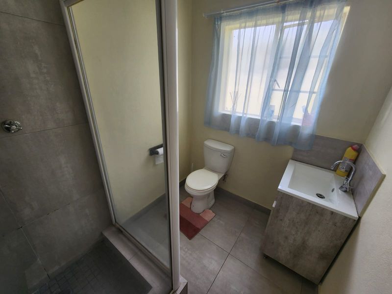 Spacious & Pet-Friendly Family Home in Ilanga Village - Photo 10