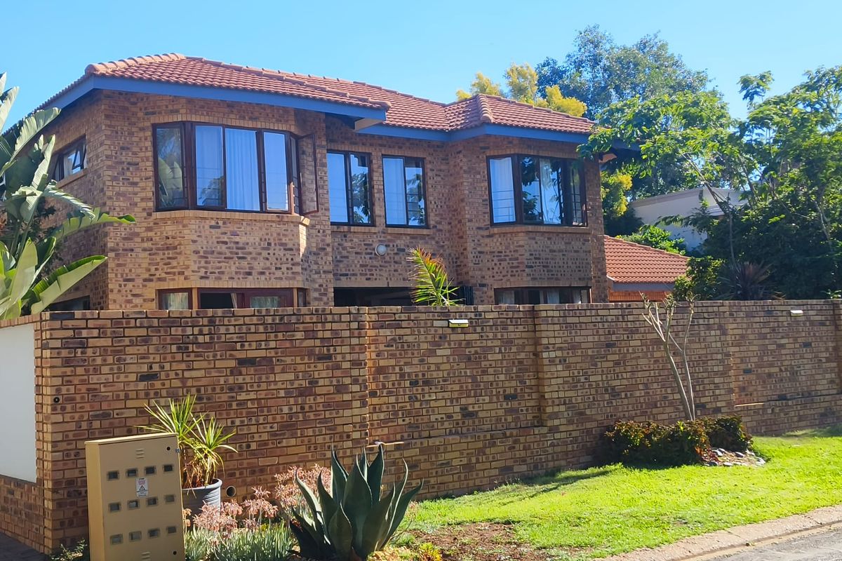 ELEGANT FAMILY HOME IN SILVER LAKES GOLF ESTATE - Photo 3