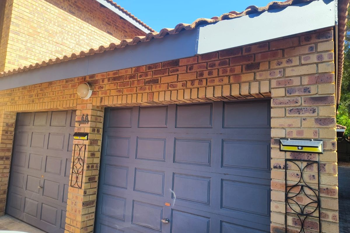 ELEGANT FAMILY HOME IN SILVER LAKES GOLF ESTATE - Photo 4