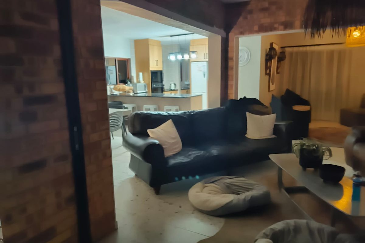 ELEGANT FAMILY HOME IN SILVER LAKES GOLF ESTATE - Photo 5