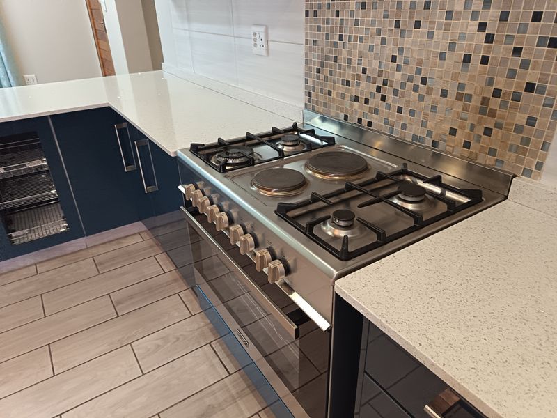 Three bedroom home in Kookrus Midvaal - Photo 9