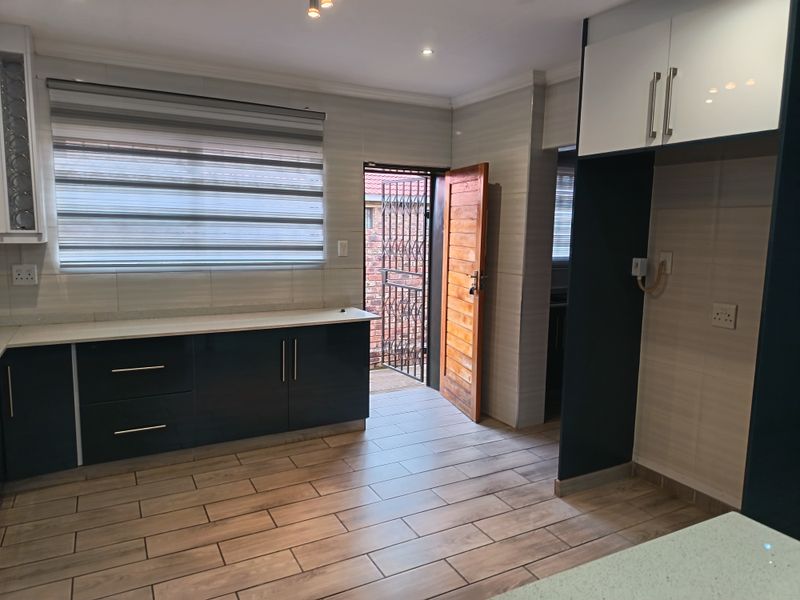 Three bedroom home in Kookrus Midvaal - Photo 6