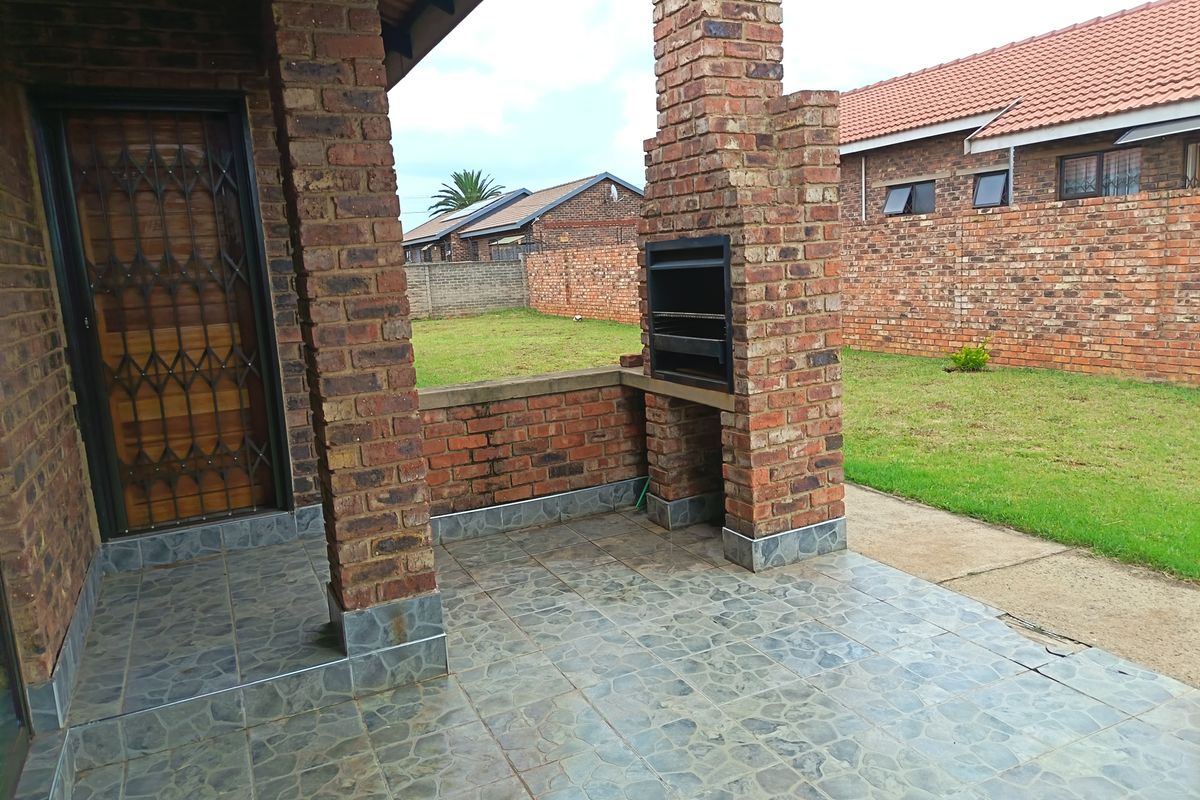 Three bedroom home in Kookrus Midvaal - Photo 4