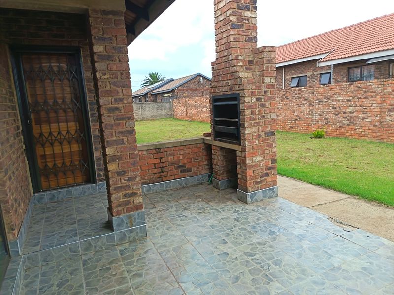 Three bedroom home in Kookrus Midvaal - Photo 4