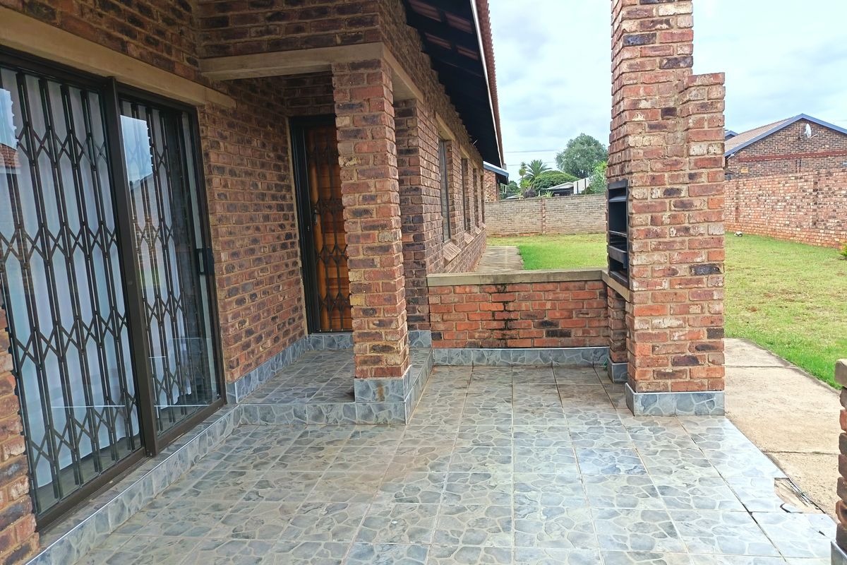 Three bedroom home in Kookrus Midvaal - Photo 3