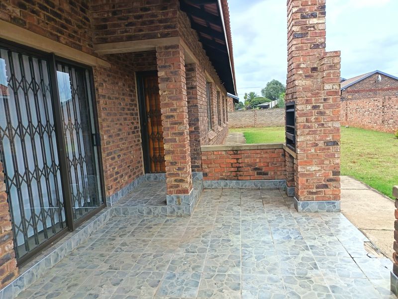 Three bedroom home in Kookrus Midvaal - Photo 3