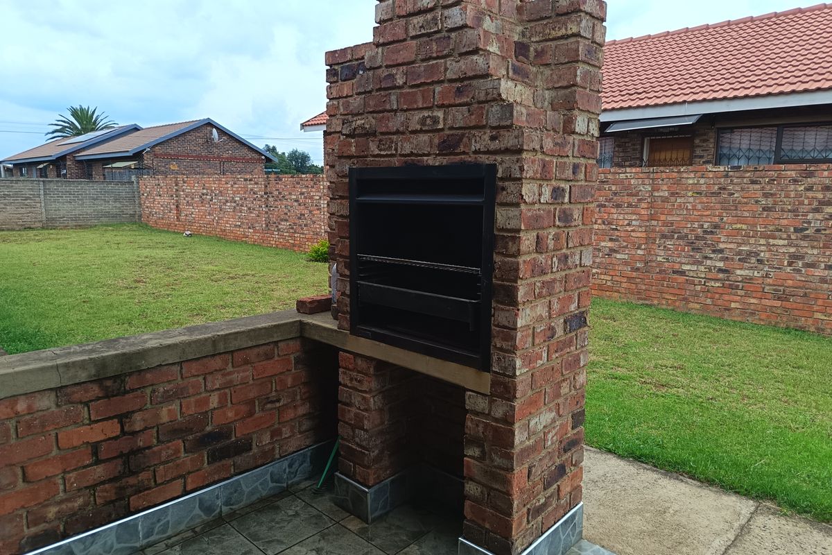 Three bedroom home in Kookrus Midvaal - Photo 2