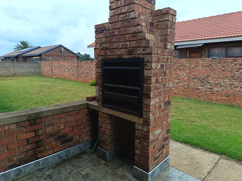 Three bedroom home in Kookrus Midvaal - Photo 2