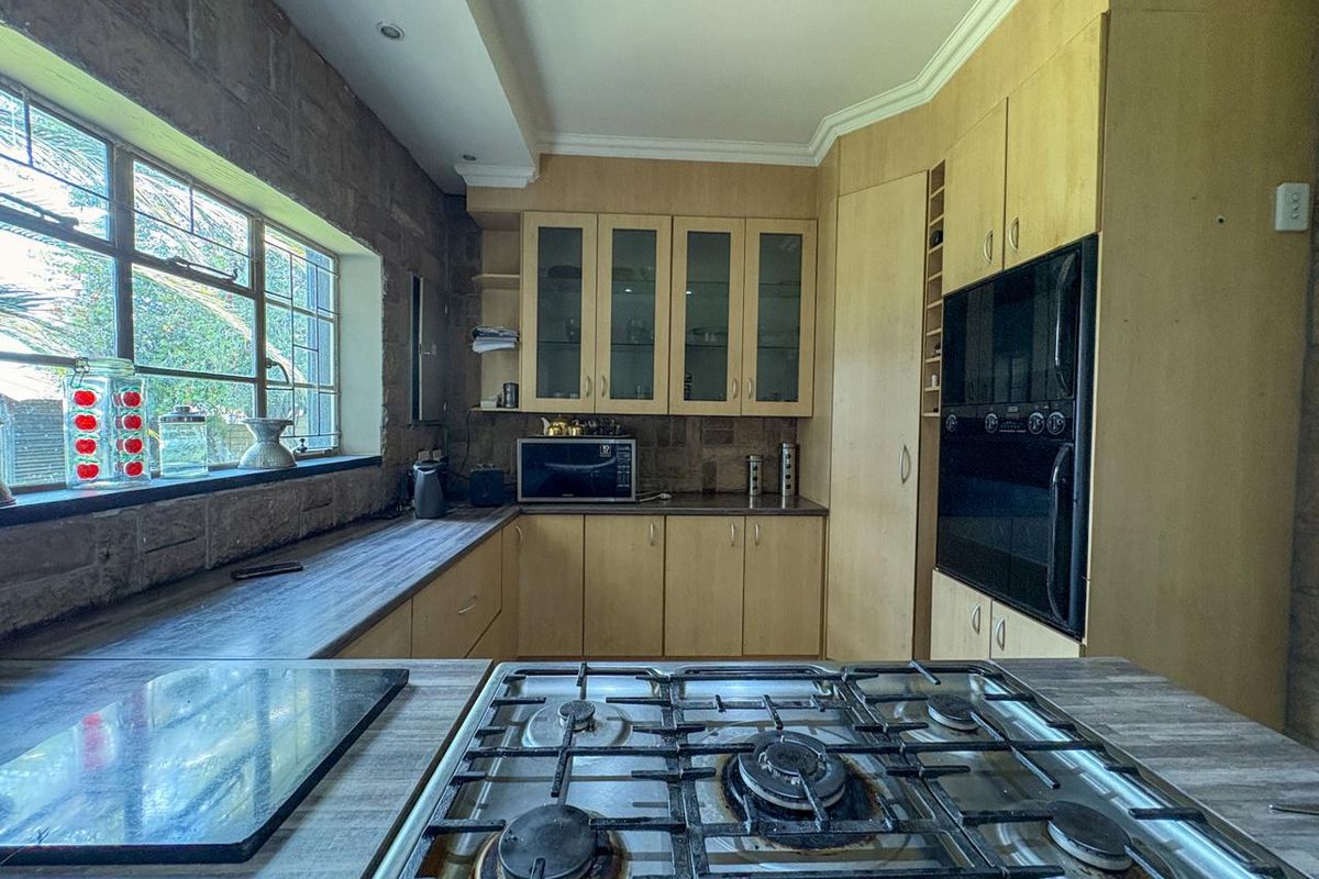 Neat Family Home with Flatlet - Photo 4