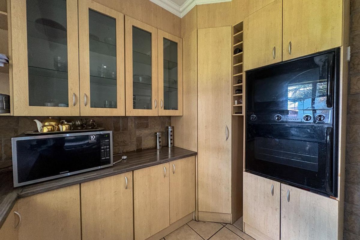 Neat Family Home with Flatlet - Photo 5