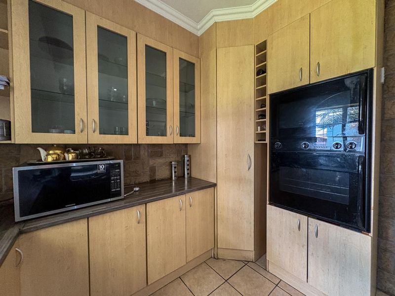 Neat Family Home with Flatlet - Photo 5