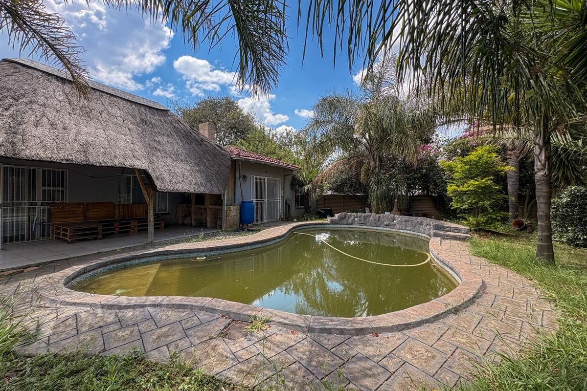 Neat Family Home with Flatlet - Photo 3