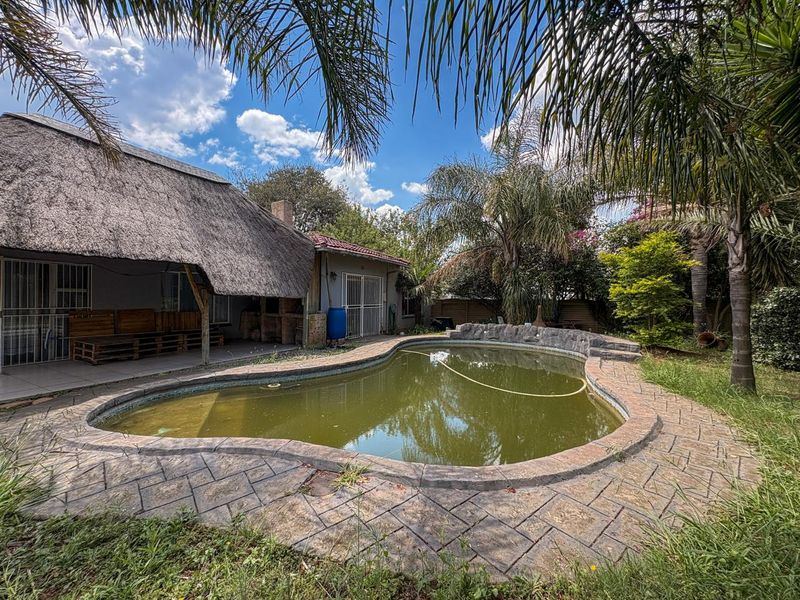 Neat Family Home with Flatlet - Photo 3